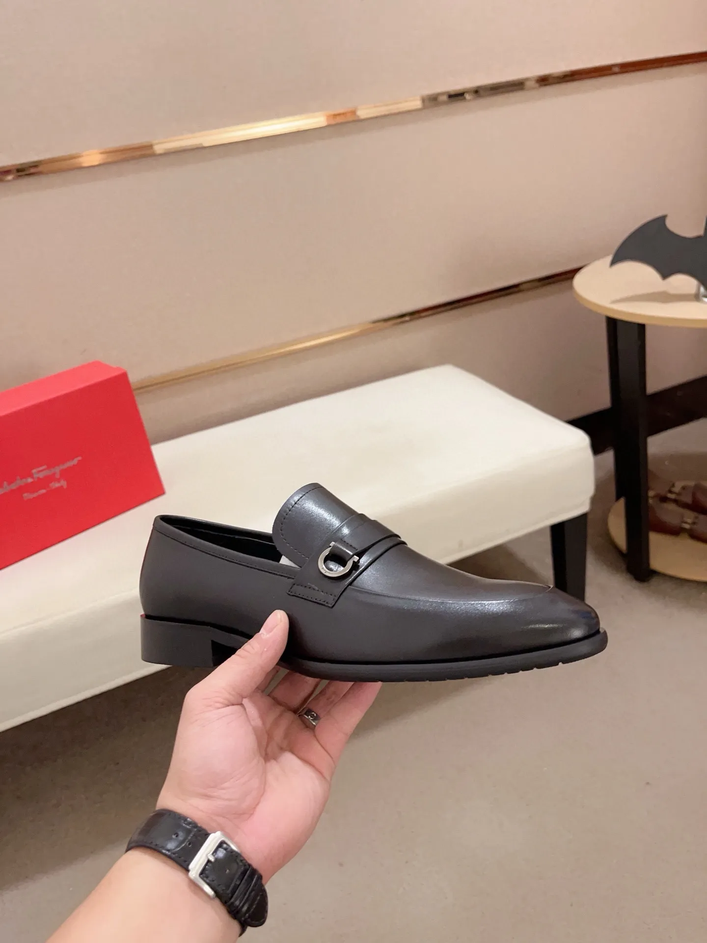 Men's shoes💰: 540💰 High version Ferragamo quality! 🆕🆕Exclusive hot-selling products in stock🔥🔥New products on the shelves, high-quality shoes, high-end driving shoes, with complete packaging! 💪 💪 Material: imported patented cowhide 🐂 + imported high-quality water-dyed cowhide lining + wear-resistant outsole 👍🏻👍🏻 Features: high-end and comfortable, purely handmade 🚀 🚀 Create the perfect shoes that suit you best 🔥 🔥 Size: (38-44) Can be customized 45 non-returnable!